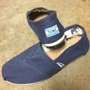 Tom’s canvas shoes